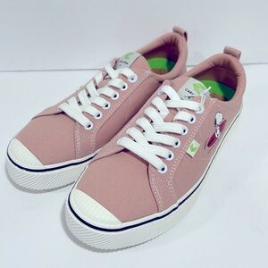 Cariuma peanuts rose OCA low skate canvas rose sneaker. Men’s 9 Women’s 10.5 NWT